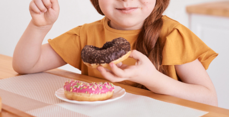 Estudo indica que dieta gordurosa na infância pode afetar microbioma intestinal no futuro