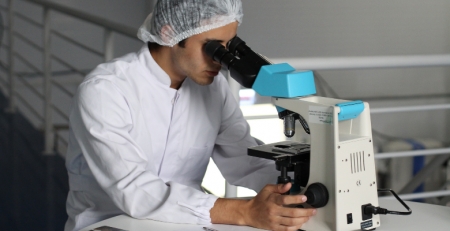 Autores da descoberta do vírus da hepatite C ganham Prémio Nobel da Medicina 2020