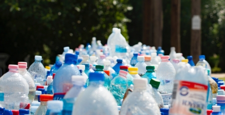 Estudo mundial deteta microplásticos em fezes humanas